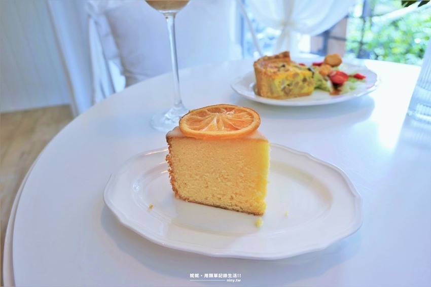 咖啡。台北★韓系清新風Soloist! Cafe 白色窗邊位享受午後陽光 - 妮妮˙ˇ˙用類單記錄生活!!