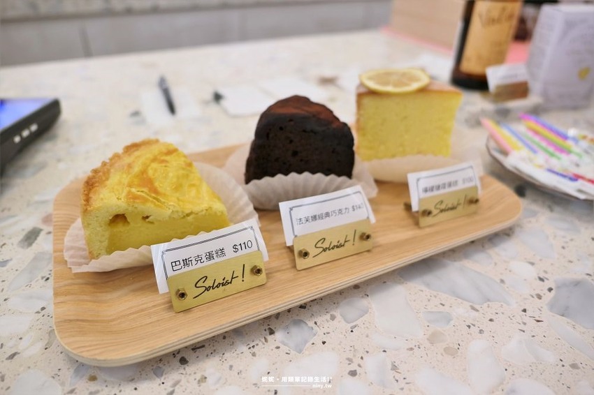 咖啡。台北★韓系清新風Soloist! Cafe 白色窗邊位享受午後陽光 - 妮妮˙ˇ˙用類單記錄生活!!