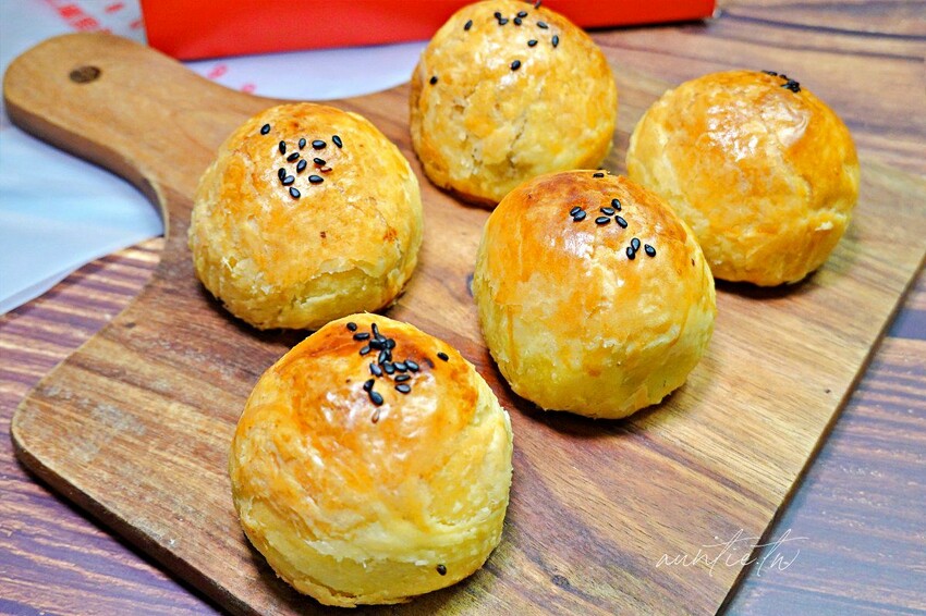 【台中】不二糕餅 (原不二製餅),酥鬆香濃吃到猛掉渣,台中蛋黃酥推薦