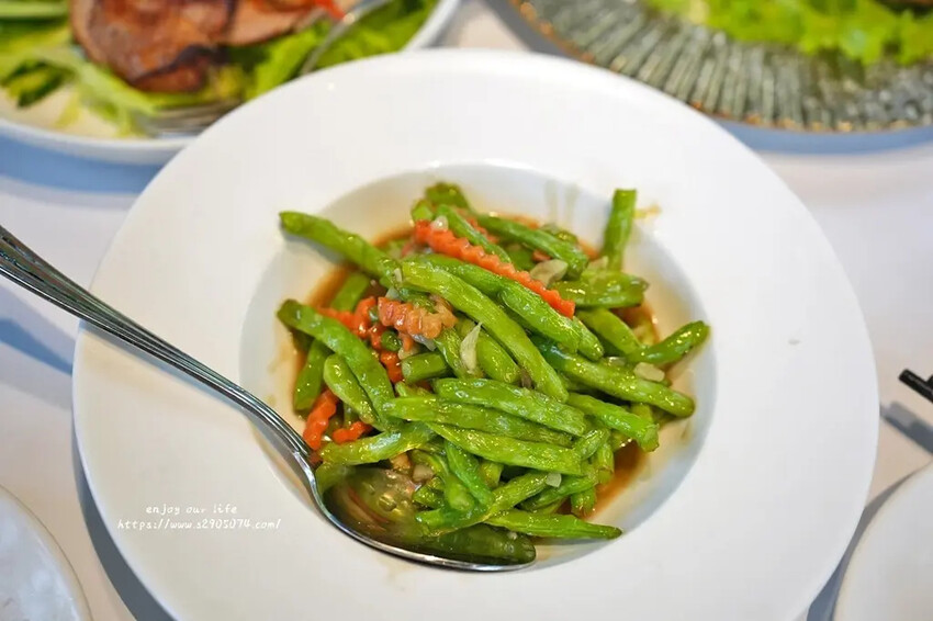 高雄泰菜攻略！夜泰美淨園農場店玻璃屋包廂超有Fu，親子同遊的好去處。