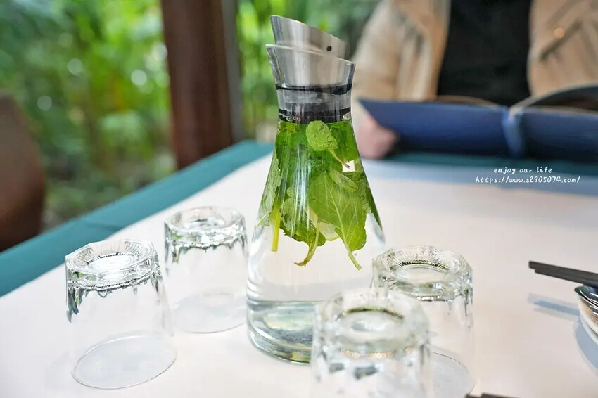 高雄泰菜攻略！夜泰美淨園農場店玻璃屋包廂超有Fu，親子同遊的好去處。