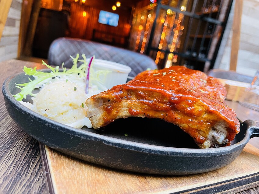 【ABV美式餐酒館】台北東區大安區美式餐廳推薦!以十九世紀淘金潮為發想,開礦拓荒極具野性的西部風格│300款的世界精釀啤酒任你挑│快揪三五好友一起大烤吃肉大口喝酒!