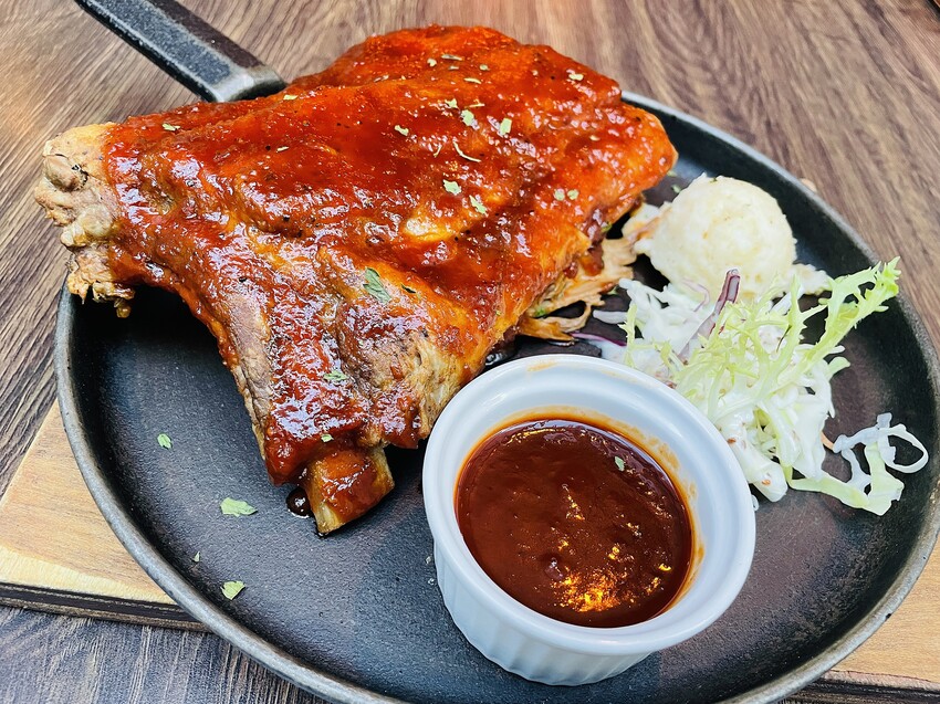 【ABV美式餐酒館】台北東區大安區美式餐廳推薦!以十九世紀淘金潮為發想,開礦拓荒極具野性的西部風格│300款的世界精釀啤酒任你挑│快揪三五好友一起大烤吃肉大口喝酒!