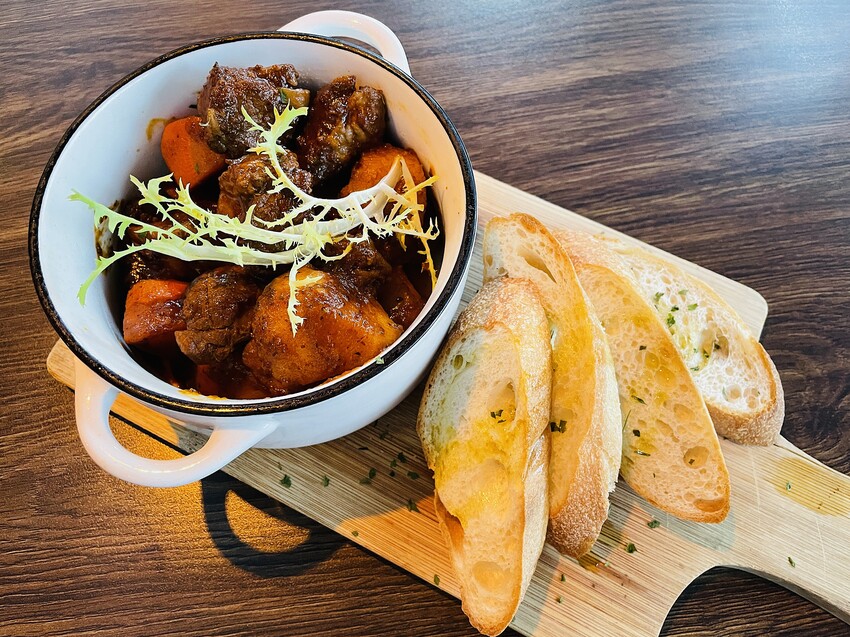 【ABV美式餐酒館】台北東區大安區美式餐廳推薦!以十九世紀淘金潮為發想,開礦拓荒極具野性的西部風格│300款的世界精釀啤酒任你挑│快揪三五好友一起大烤吃肉大口喝酒!