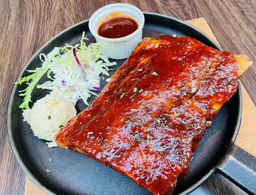 【ABV美式餐酒館】台北東區大安區美式餐廳推薦!以十九世紀淘金潮為發想,開礦拓荒極具野性的西部風格│300款的世界精釀啤酒任你挑│快揪三五好友一起大烤吃肉大口喝酒!