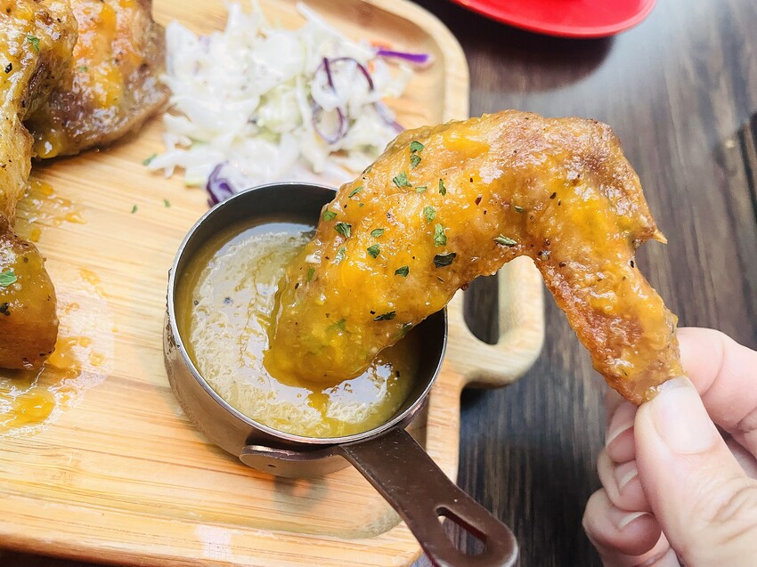 【ABV美式餐酒館】台北東區大安區美式餐廳推薦!以十九世紀淘金潮為發想,開礦拓荒極具野性的西部風格│300款的世界精釀啤酒任你挑│快揪三五好友一起大烤吃肉大口喝酒!