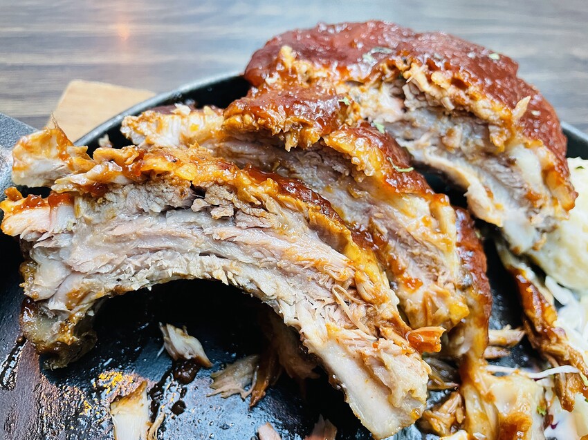 【ABV美式餐酒館】台北東區大安區美式餐廳推薦!以十九世紀淘金潮為發想,開礦拓荒極具野性的西部風格│300款的世界精釀啤酒任你挑│快揪三五好友一起大烤吃肉大口喝酒!