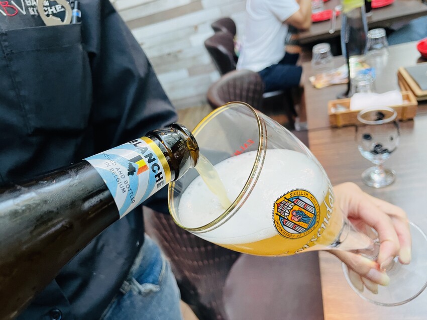 【ABV美式餐酒館】台北東區大安區美式餐廳推薦!以十九世紀淘金潮為發想,開礦拓荒極具野性的西部風格│300款的世界精釀啤酒任你挑│快揪三五好友一起大烤吃肉大口喝酒!