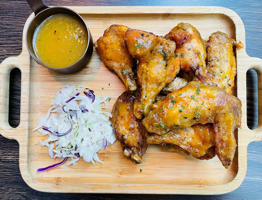 【ABV美式餐酒館】台北東區大安區美式餐廳推薦!以十九世紀淘金潮為發想,開礦拓荒極具野性的西部風格│300款的世界精釀啤酒任你挑│快揪三五好友一起大烤吃肉大口喝酒!