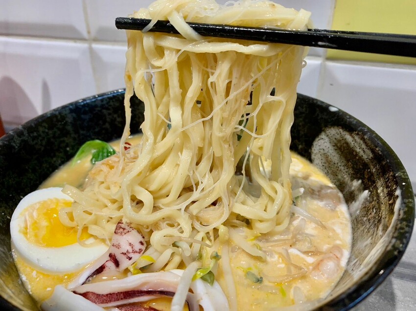 【台北】台北車站美食｜星島海南雞飯 超軟嫩滑Q大塊海南雞、濃郁浮誇叻沙海鮮麵 口味道地 料好實在