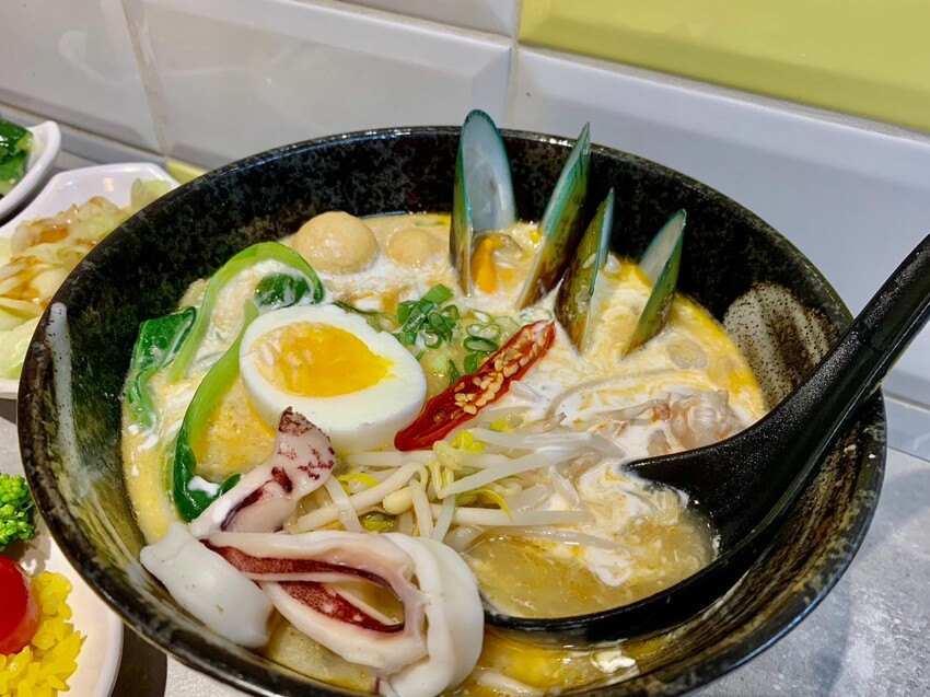 【台北】台北車站美食｜星島海南雞飯 超軟嫩滑Q大塊海南雞、濃郁浮誇叻沙海鮮麵 口味道地 料好實在