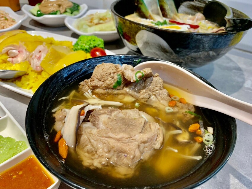 【台北】台北車站美食｜星島海南雞飯 超軟嫩滑Q大塊海南雞、濃郁浮誇叻沙海鮮麵 口味道地 料好實在