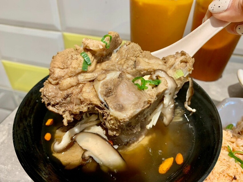 【台北】台北車站美食｜星島海南雞飯 超軟嫩滑Q大塊海南雞、濃郁浮誇叻沙海鮮麵 口味道地 料好實在