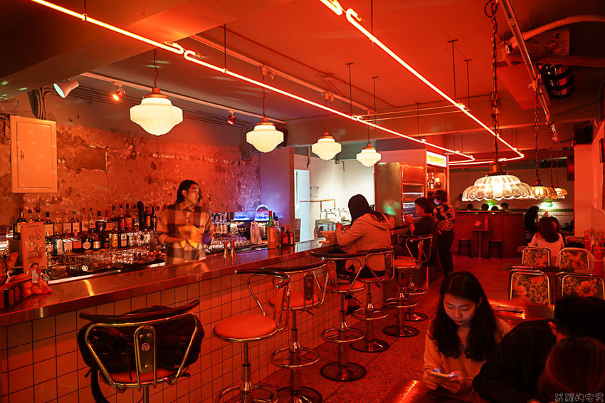 台北這間很像做黑的小吃部 粉粉暗紅色的燈光擺設很有茄子蛋歌中的場景模樣@跳躍的宅男
