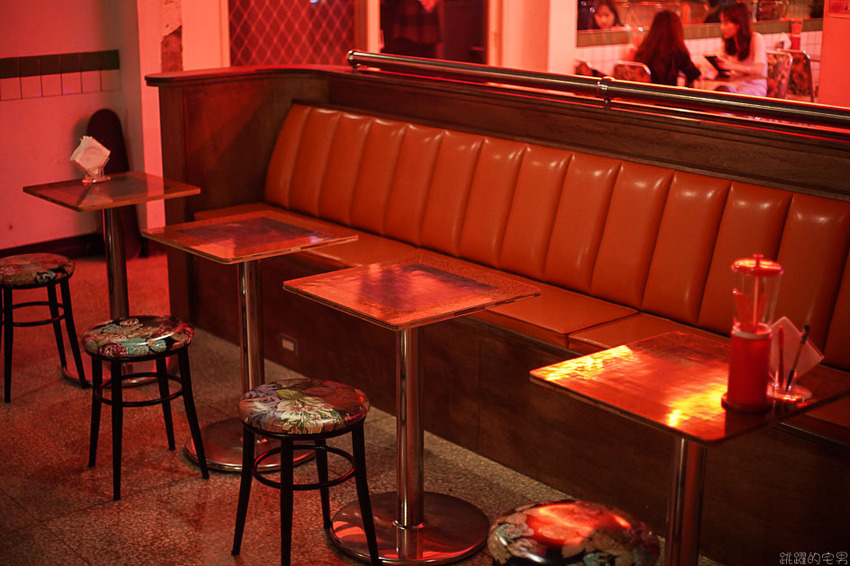 台北這間很像做黑的小吃部 粉粉暗紅色的燈光擺設很有茄子蛋歌中的場景模樣@跳躍的宅男