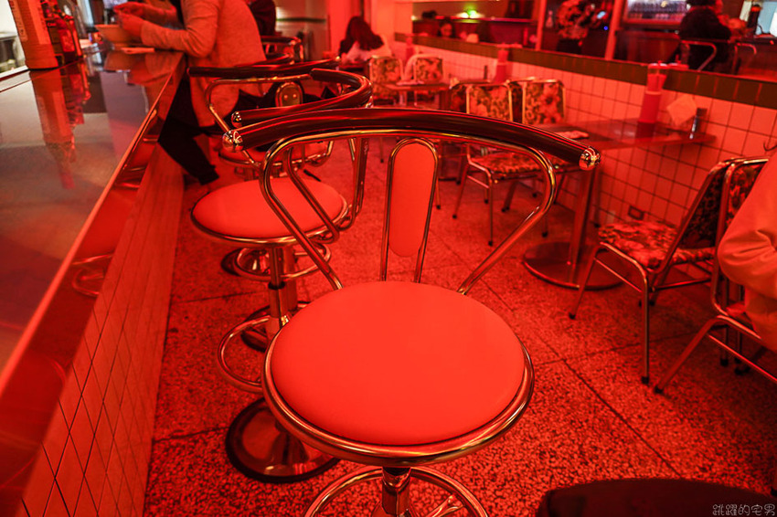 台北這間很像做黑的小吃部 粉粉暗紅色的燈光擺設很有茄子蛋歌中的場景模樣@跳躍的宅男