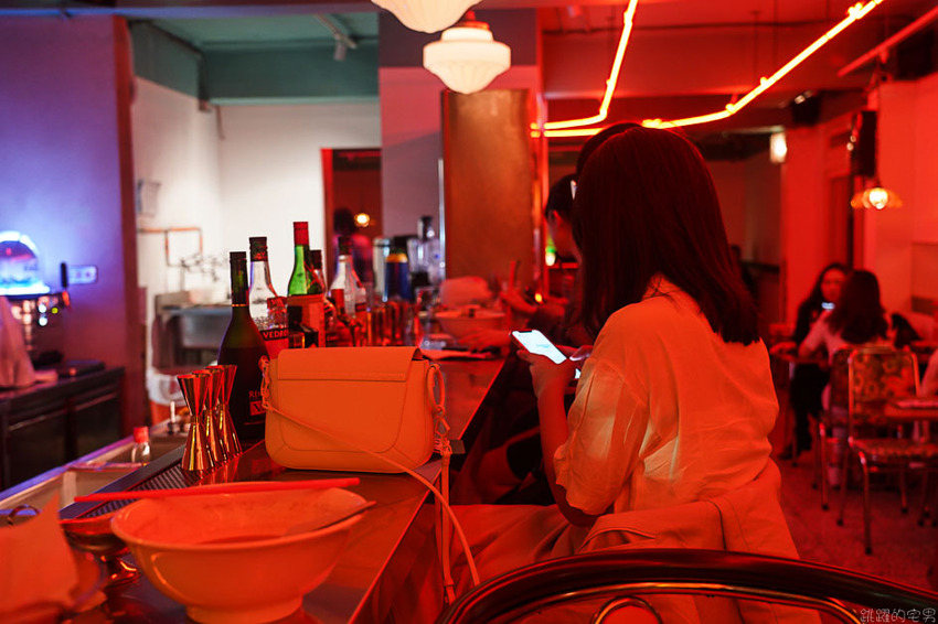 台北這間很像做黑的小吃部 粉粉暗紅色的燈光擺設很有茄子蛋歌中的場景模樣@跳躍的宅男