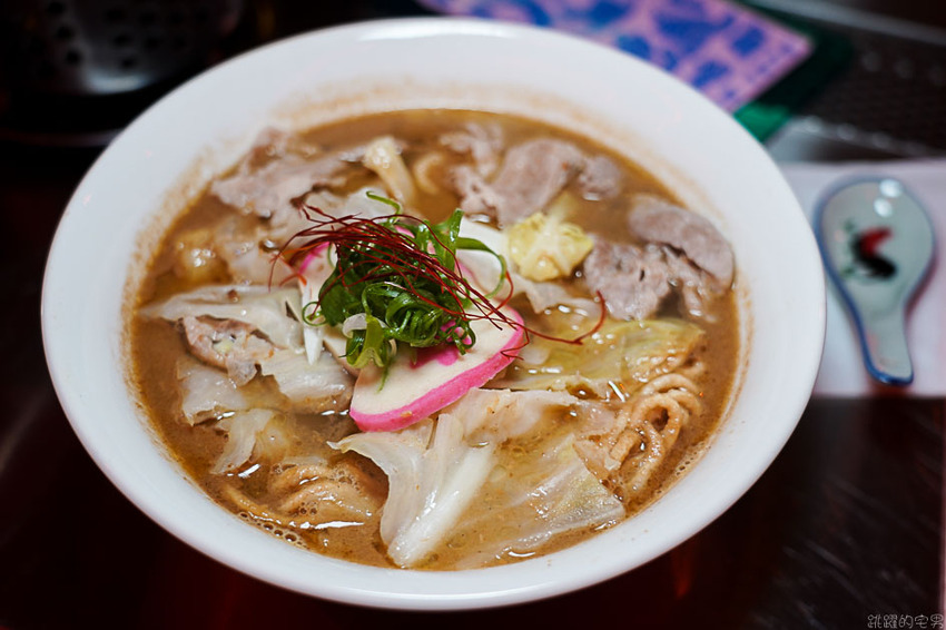 台北這間很像做黑的小吃部 粉粉暗紅色的燈光擺設很有茄子蛋歌中的場景模樣@跳躍的宅男