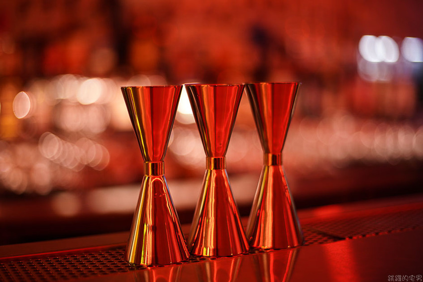 台北這間很像做黑的小吃部 粉粉暗紅色的燈光擺設很有茄子蛋歌中的場景模樣@跳躍的宅男