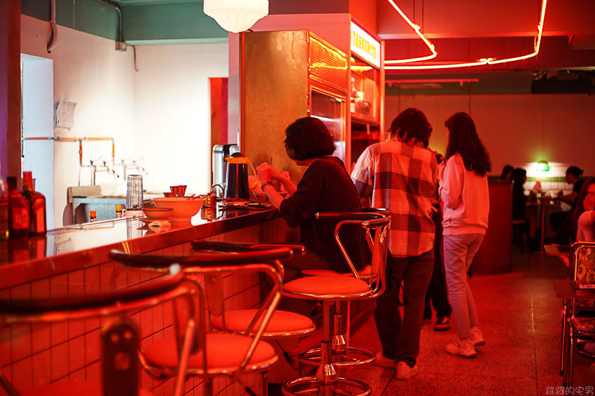 台北這間很像做黑的小吃部 粉粉暗紅色的燈光擺設很有茄子蛋歌中的場景模樣@跳躍的宅男
