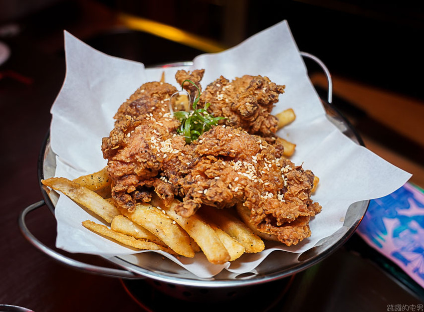 台北這間很像做黑的小吃部 粉粉暗紅色的燈光擺設很有茄子蛋歌中的場景模樣@跳躍的宅男