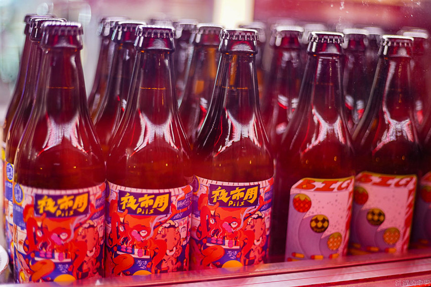 台北這間很像做黑的小吃部 粉粉暗紅色的燈光擺設很有茄子蛋歌中的場景模樣@跳躍的宅男