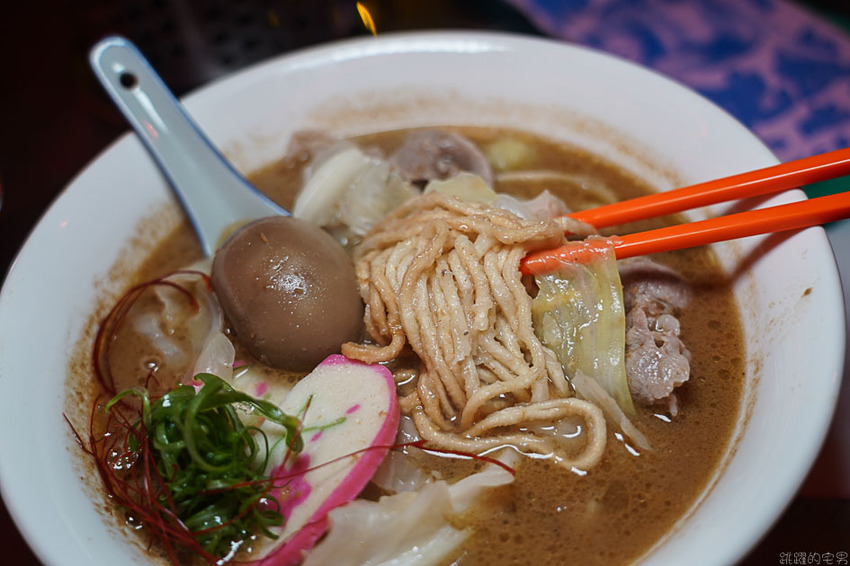 台北這間很像做黑的小吃部 粉粉暗紅色的燈光擺設很有茄子蛋歌中的場景模樣@跳躍的宅男