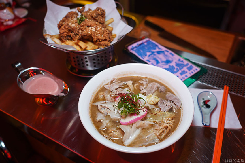 台北這間很像做黑的小吃部 粉粉暗紅色的燈光擺設很有茄子蛋歌中的場景模樣@跳躍的宅男