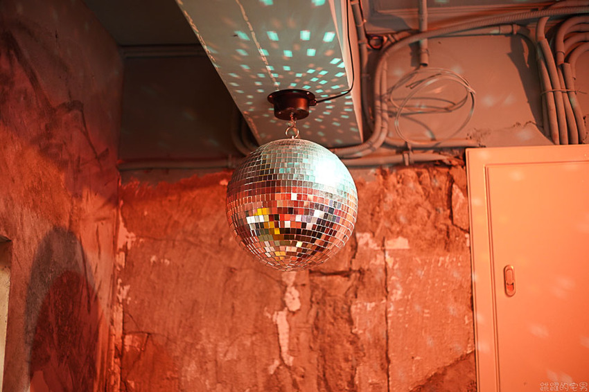 台北這間很像做黑的小吃部 粉粉暗紅色的燈光擺設很有茄子蛋歌中的場景模樣@跳躍的宅男