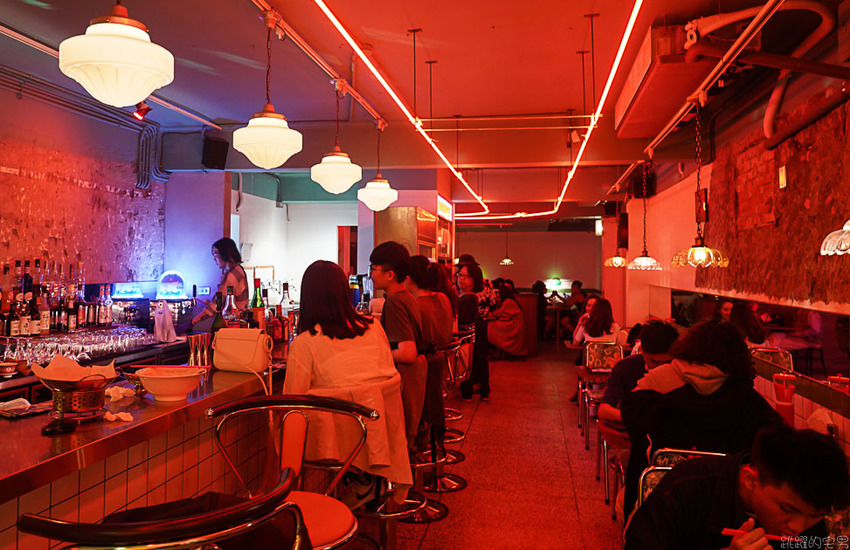 台北這間很像做黑的小吃部 粉粉暗紅色的燈光擺設很有茄子蛋歌中的場景模樣@跳躍的宅男