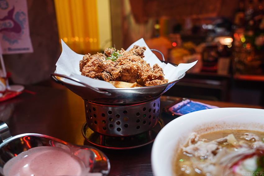 台北這間很像做黑的小吃部 粉粉暗紅色的燈光擺設很有茄子蛋歌中的場景模樣@跳躍的宅男