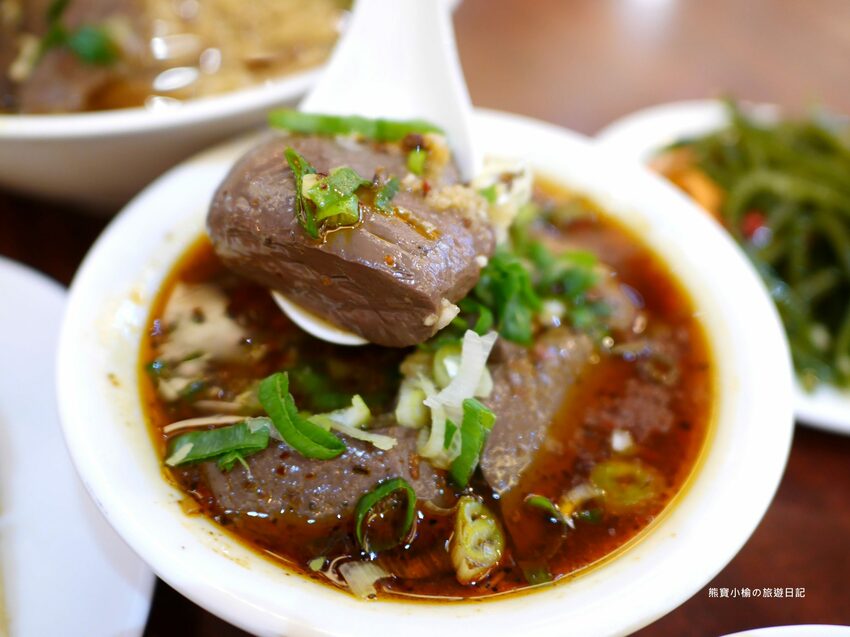 【新竹竹北美食】頂廂園正北方麵食館,每人低消80元起,內用熱豆漿、薑汁豆花、小米粥免費享用,竹北高CP值午餐晚餐推薦!內文附詳細菜單價位介紹。 @熊寶小榆の旅遊日記