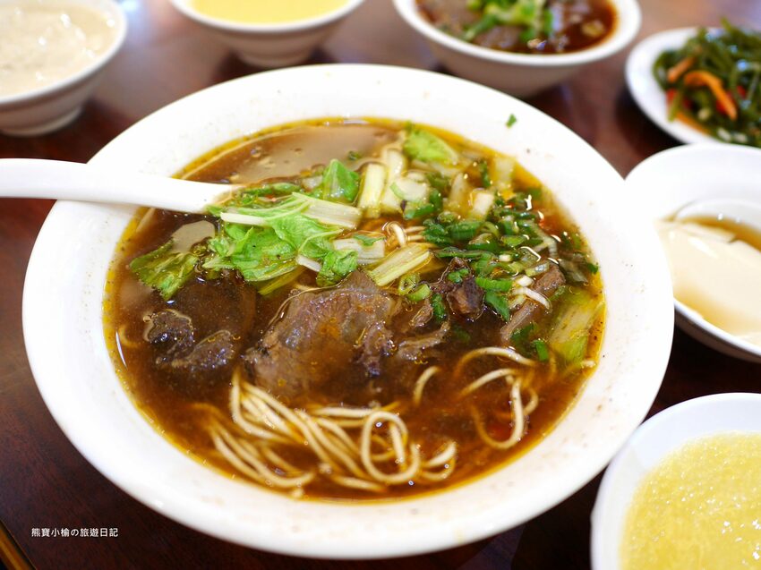 【新竹竹北美食】頂廂園正北方麵食館,每人低消80元起,內用熱豆漿、薑汁豆花、小米粥免費享用,竹北高CP值午餐晚餐推薦!內文附詳細菜單價位介紹。 @熊寶小榆の旅遊日記