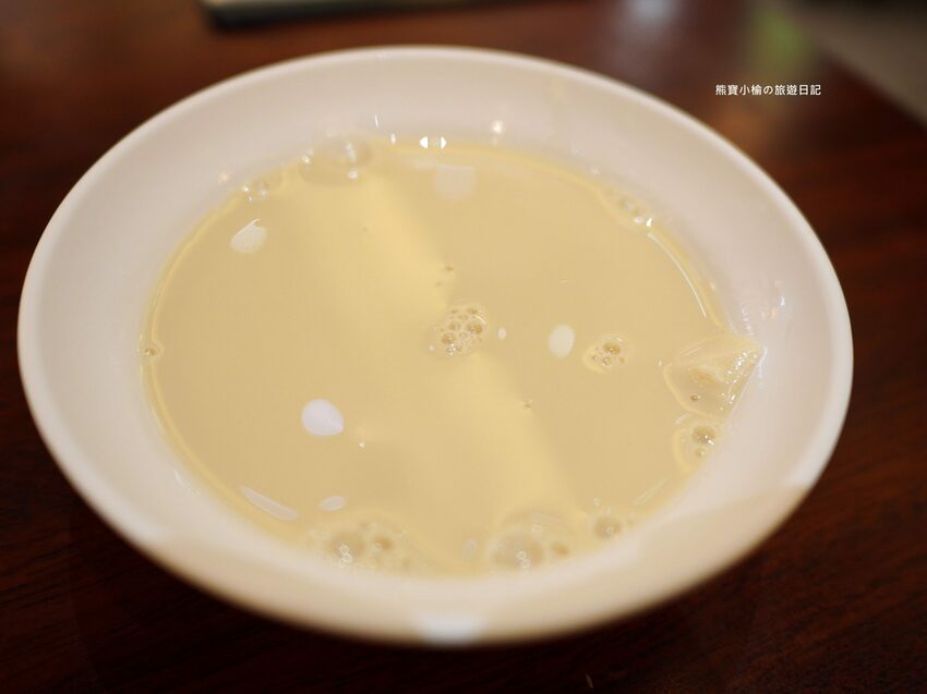 【新竹竹北美食】頂廂園正北方麵食館,每人低消80元起,內用熱豆漿、薑汁豆花、小米粥免費享用,竹北高CP值午餐晚餐推薦!內文附詳細菜單價位介紹。 @熊寶小榆の旅遊日記