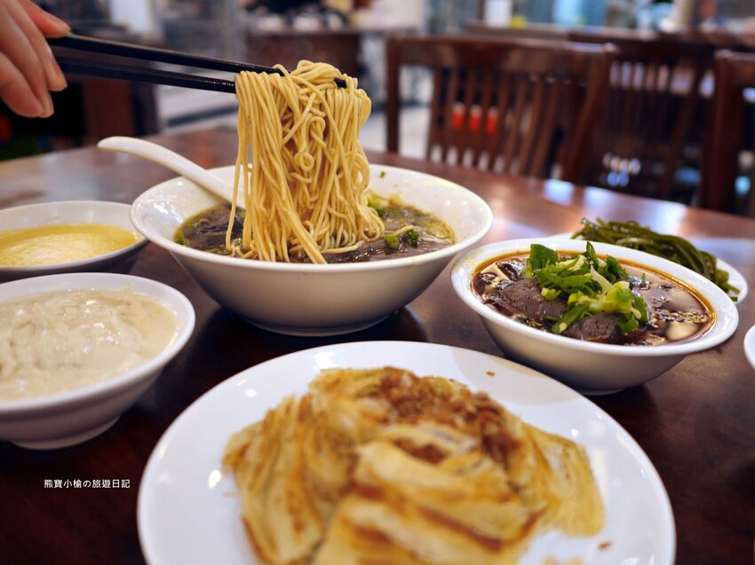【新竹竹北美食】頂廂園正北方麵食館,每人低消80元起,內用熱豆漿、薑汁豆花、小米粥免費享用,竹北高CP值午餐晚餐推薦!內文附詳細菜單價位介紹。 @熊寶小榆の旅遊日記