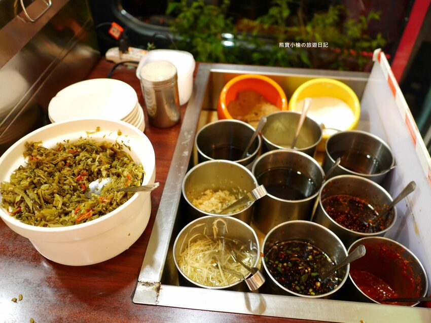 【新竹竹北美食】頂廂園正北方麵食館,每人低消80元起,內用熱豆漿、薑汁豆花、小米粥免費享用,竹北高CP值午餐晚餐推薦!內文附詳細菜單價位介紹。 @熊寶小榆の旅遊日記