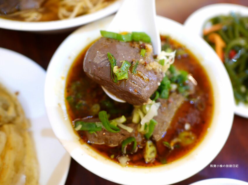 【新竹竹北美食】頂廂園正北方麵食館,每人低消80元起,內用熱豆漿、薑汁豆花、小米粥免費享用,竹北高CP值午餐晚餐推薦!內文附詳細菜單價位介紹。 @熊寶小榆の旅遊日記