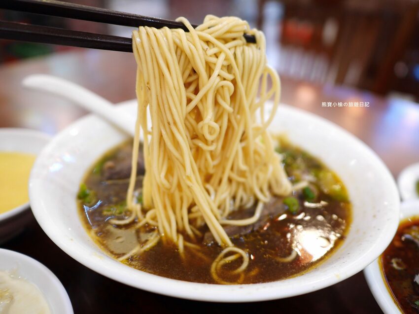 【新竹竹北美食】頂廂園正北方麵食館,每人低消80元起,內用熱豆漿、薑汁豆花、小米粥免費享用,竹北高CP值午餐晚餐推薦!內文附詳細菜單價位介紹。 @熊寶小榆の旅遊日記