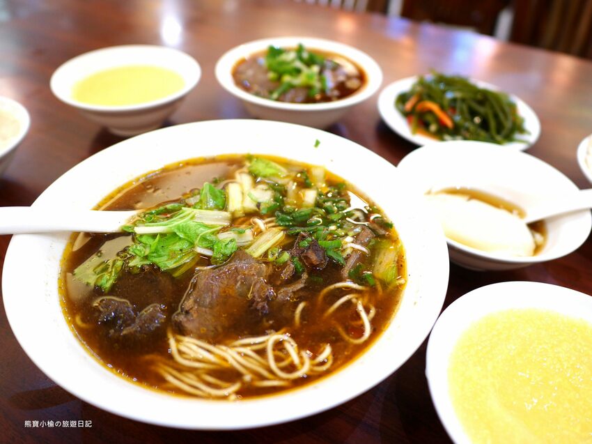 【新竹竹北美食】頂廂園正北方麵食館,每人低消80元起,內用熱豆漿、薑汁豆花、小米粥免費享用,竹北高CP值午餐晚餐推薦!內文附詳細菜單價位介紹。 @熊寶小榆の旅遊日記