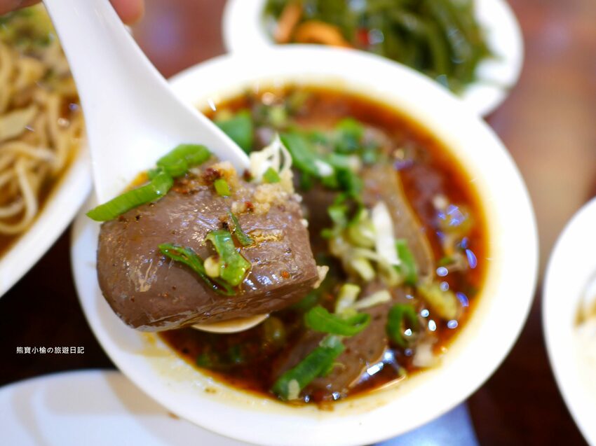 【新竹竹北美食】頂廂園正北方麵食館,每人低消80元起,內用熱豆漿、薑汁豆花、小米粥免費享用,竹北高CP值午餐晚餐推薦!內文附詳細菜單價位介紹。 @熊寶小榆の旅遊日記