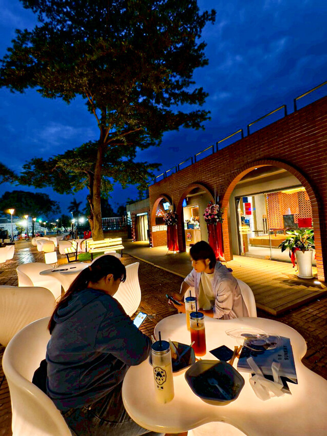 高雄最慵懶放鬆的露天景觀 抒嗜sunsay tea，品茶、休閒、哈拉聊天吃美食、表演駐唱、高雄最桑的所在 - 跟著尼力吃喝玩樂＆親子生活