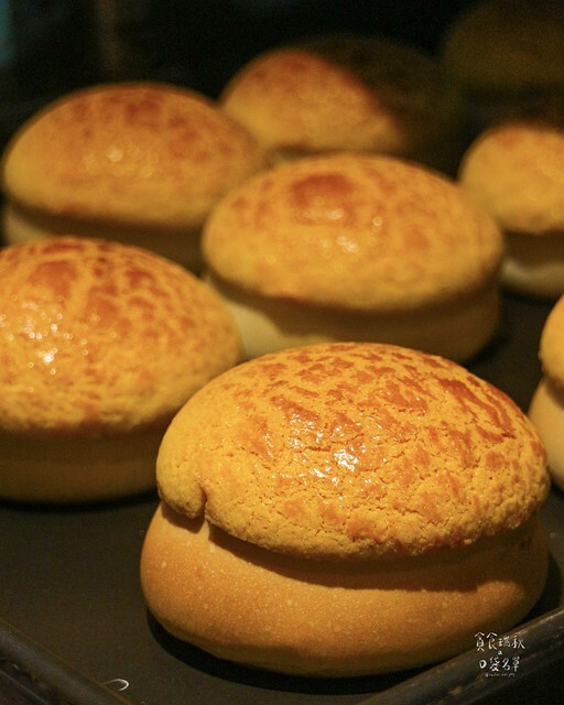 【高雄美食】外酥脆內鬆軟金黃菠蘿包，特濃牽絲起士好罪惡｜香江港式菠蘿茶飲-楠梓店