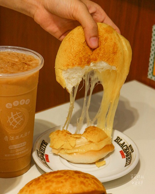 【高雄美食】外酥脆內鬆軟金黃菠蘿包，特濃牽絲起士好罪惡｜香江港式菠蘿茶飲-楠梓店