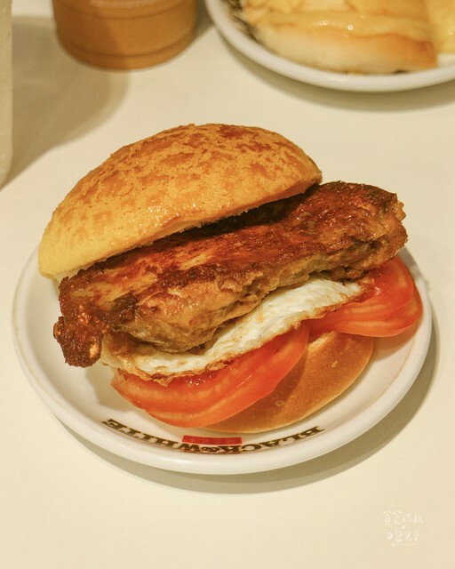 【高雄美食】外酥脆內鬆軟金黃菠蘿包，特濃牽絲起士好罪惡｜香江港式菠蘿茶飲-楠梓店