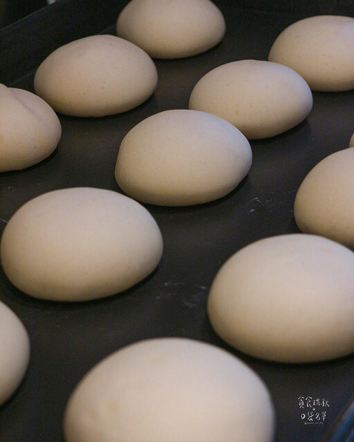 【高雄美食】外酥脆內鬆軟金黃菠蘿包，特濃牽絲起士好罪惡｜香江港式菠蘿茶飲-楠梓店