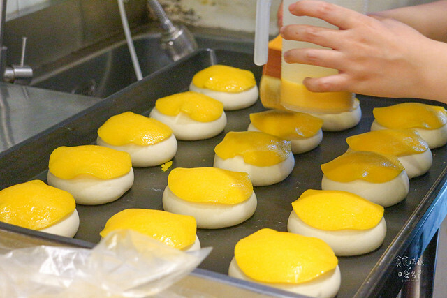 【高雄美食】外酥脆內鬆軟金黃菠蘿包，特濃牽絲起士好罪惡｜香江港式菠蘿茶飲-楠梓店