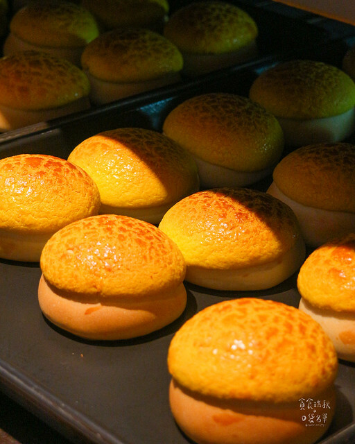 【高雄美食】外酥脆內鬆軟金黃菠蘿包，特濃牽絲起士好罪惡｜香江港式菠蘿茶飲-楠梓店