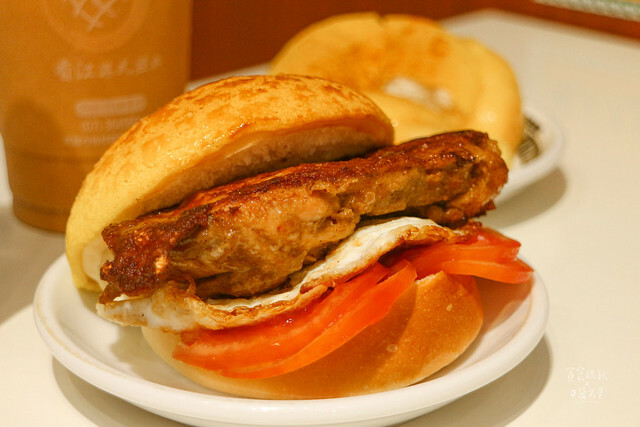 【高雄美食】外酥脆內鬆軟金黃菠蘿包，特濃牽絲起士好罪惡｜香江港式菠蘿茶飲-楠梓店