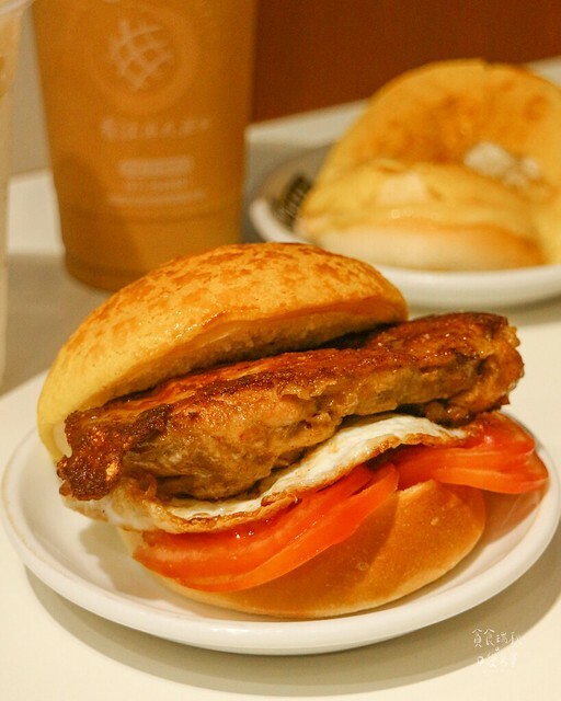 【高雄美食】外酥脆內鬆軟金黃菠蘿包，特濃牽絲起士好罪惡｜香江港式菠蘿茶飲-楠梓店