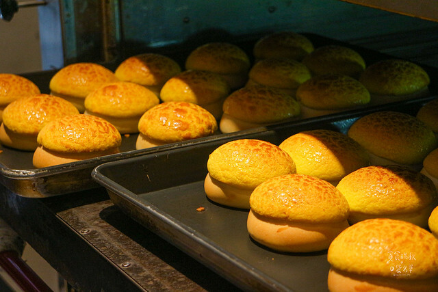 【高雄美食】外酥脆內鬆軟金黃菠蘿包，特濃牽絲起士好罪惡｜香江港式菠蘿茶飲-楠梓店